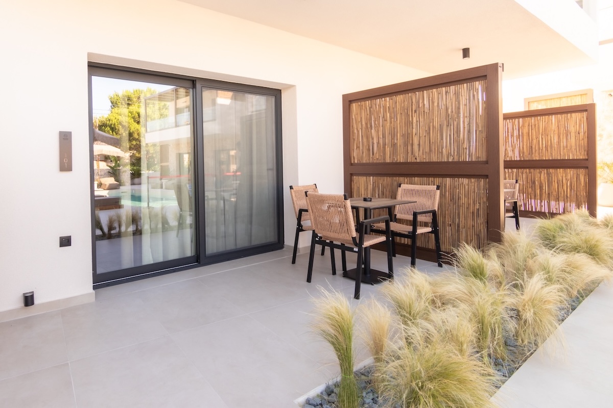 Tiara Holidays - Seabird Luxury Suites - Suite with Pool View - terasa